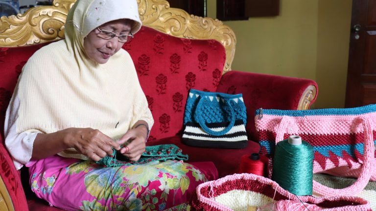 Tas Rajut Karya Siti Nuraini Jadi Andalan Desa Bulus